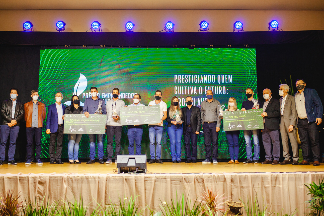 Empresários Rurais são homenageados com o Prêmio Empreendedor Rural Cooperativista