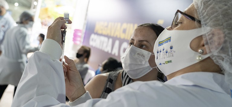 Brasil tem 80% da população alvo com duas doses de vacina contra a Covid-19